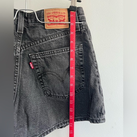 Levi’s - High Waisted Mom Short - Size 27 - Picture 8 of 8